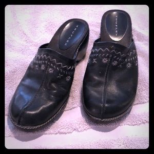 TRUFLEX women’s black leather clogs Size 9m